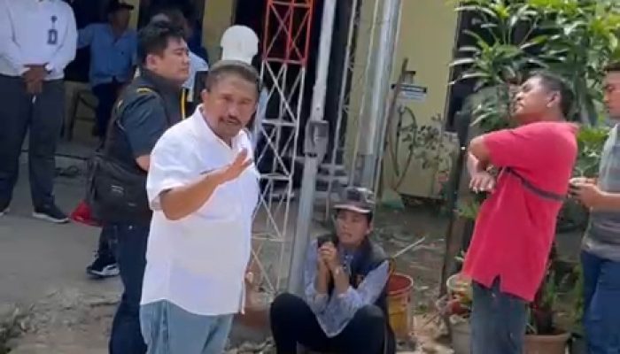 PDAM TIRTA LIHOU, KEPUNG KOMPLEK GRAHA DIMENSI KARANG SARI, PELANGGAN AJUKAN PERLAWANAN