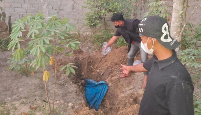 Jasad Pria Bugil Ditemukan terbungkus Terpal Biru