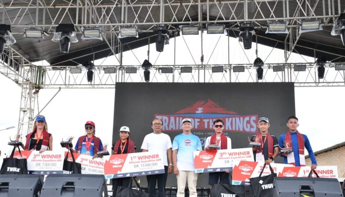 Wakil Bupati Samosir Serahkan Hadiah Kepada Para Juara TOTK