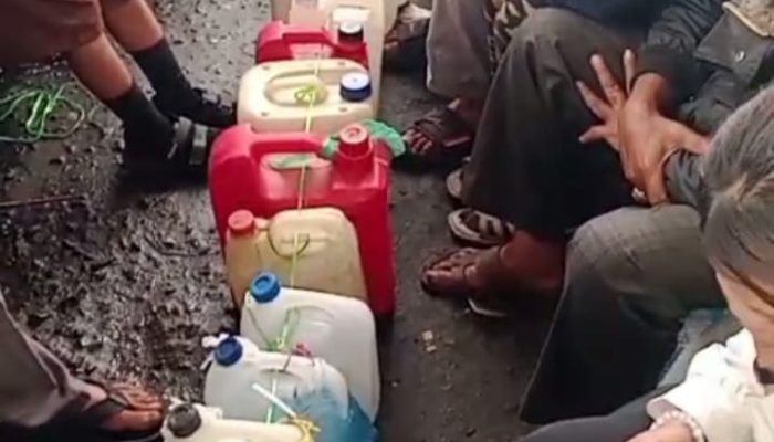 BBM Langka Menjadi Ajang Cari Keuntungan Pribadi Bagi Oknum Tertentu, di Merek Situnggaling Warga Mengantri Dengan Jerigen
