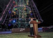 Sambut Perayaan Natal 2025 Walikota Pematangsiantar Wesly Silalahi Nyalakan Pohon Terang Kota