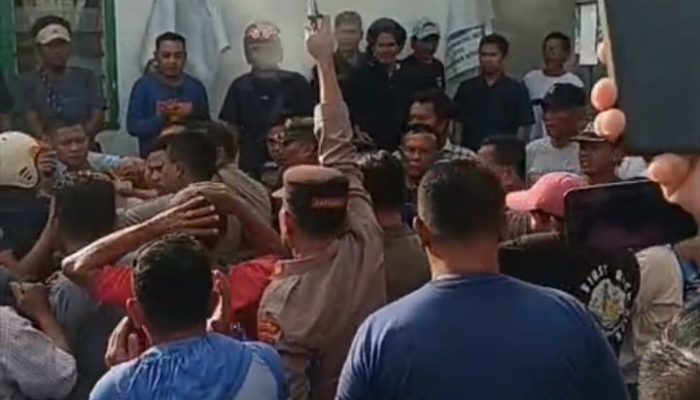 Bentrok di kantor Nagori Rambung Merah,Kapolsek lepaskan Tembakan Dua kali