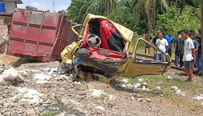 Kereta Api Hantam Truk di Perlintasan Tanpa Plang, Sopir Tewas