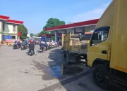 Antrian Panjang Terjadi di Sejumlah SPBU Pasca Pernyataan Menteri ESDM Terkait Ketersediaan BBM