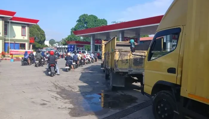 Antrian Panjang Terjadi di Sejumlah SPBU Pasca Pernyataan Menteri ESDM Terkait Ketersediaan BBM